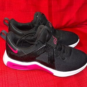 Women’s Size 8.5 NIKE AIR MAX BELLA TR 5 SHOES